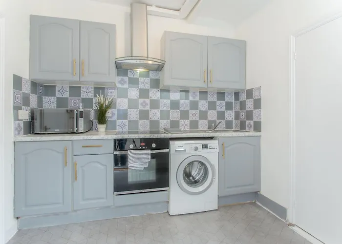 Contemporary 3 Bed House With Spacious Garden Close To Stratford