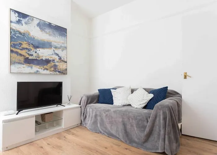 Contemporary 3 Bed House With Spacious Garden Close To Stratford